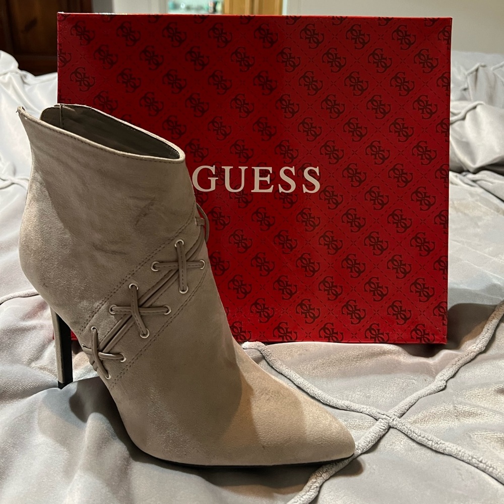 Guess Back Zip-up Pointy Toe Pump Booties